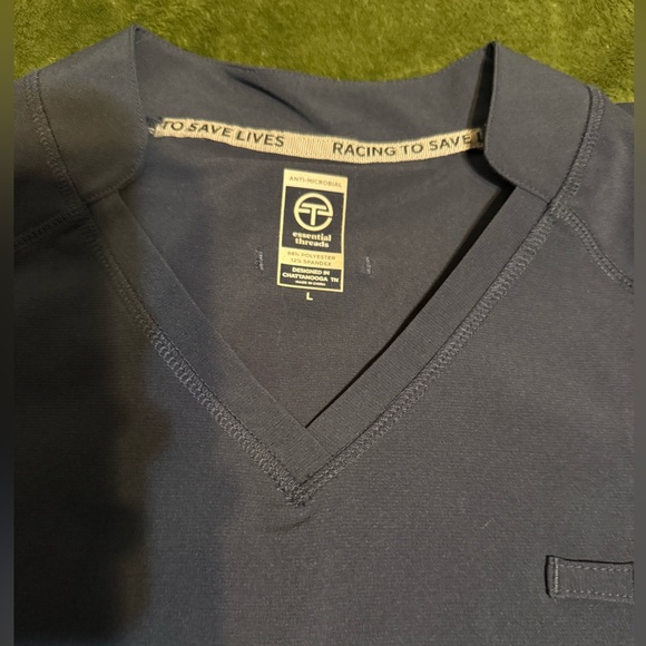 Essential Thread scrub top NWT - Picture 4 of 6